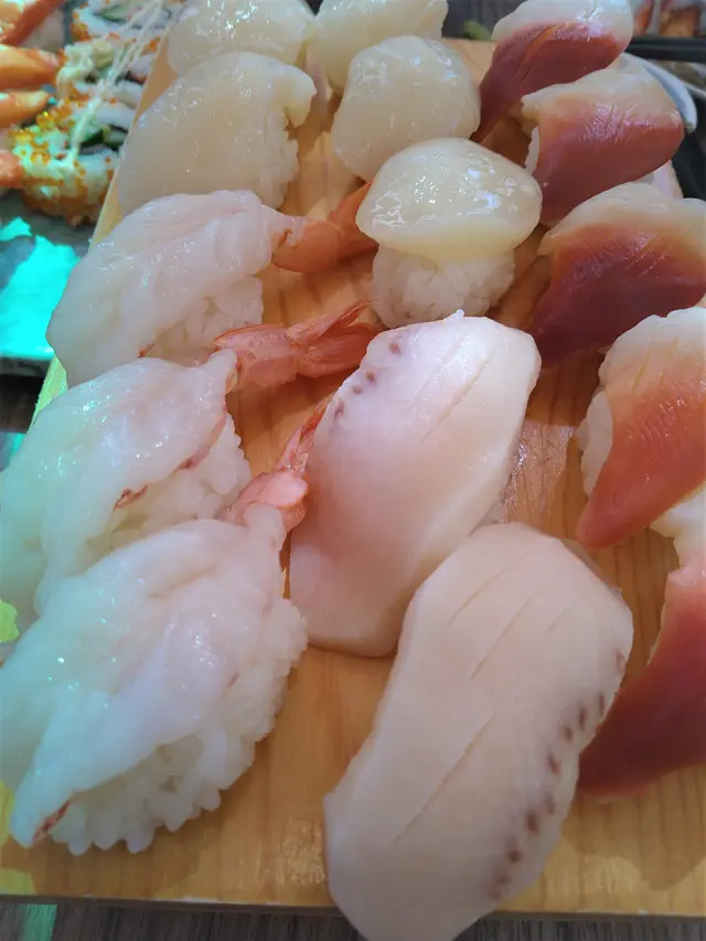 醋飯的味道不錯,而且不是很大的飯團, 很好呢~