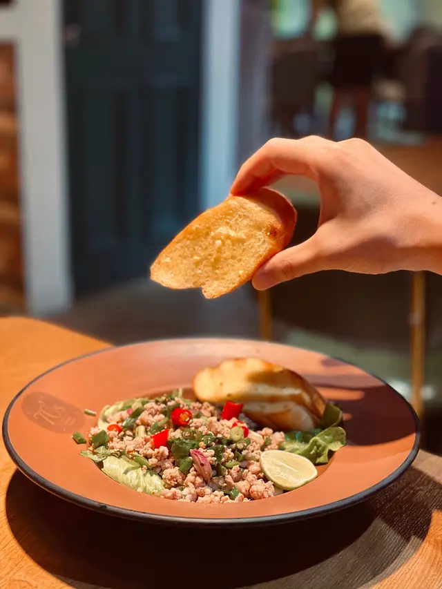 肉碎生菜包配蒜蓉包