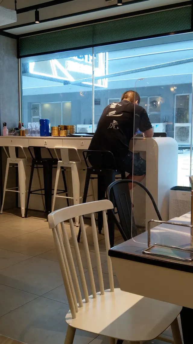 連店員們的制服背後,都有角色名