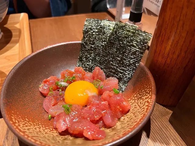 醬汁吞拿魚（生）配蛋