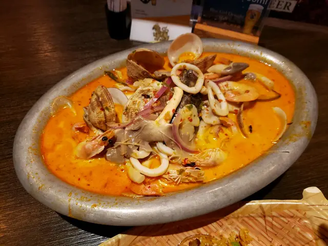 冬陰功明爐海鮮鍋