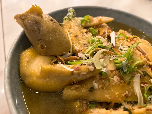 非常養生嘅藥膳湯底 醃製得非常入味 有半隻雞份量 兩個人share食都夠晒飽