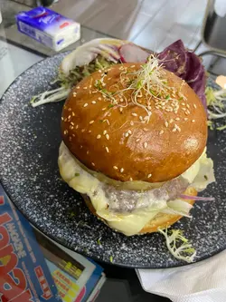 火焰菠萝牛肉汉堡