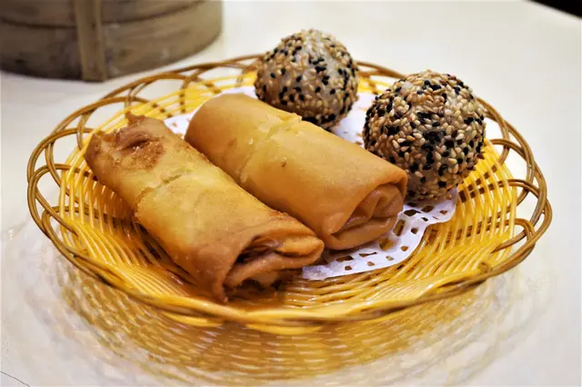 沙律蝦春卷、流沙擂沙球