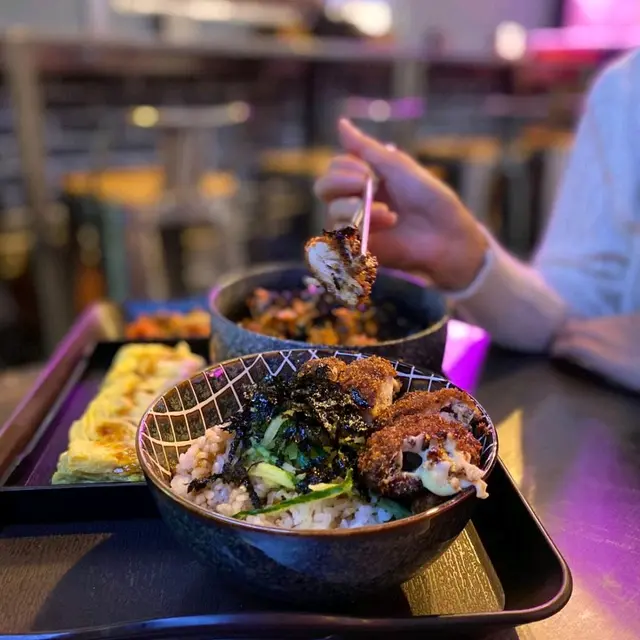 掛住影相， 拉絲又熱騰騰既芝心豬扒比我攤凍左。 呢碟菜有創意得尼味道同口感都一百分。 脆卡卡既豬扒裡面有爆多既流心芝士， 超有誠意。 食到停唔到口🤤 如果多幾塊豬扒會開心啲。 。