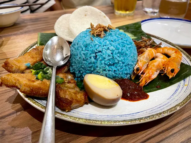 藍蝶花椰漿飯配香茅豬扒及去殼蝦