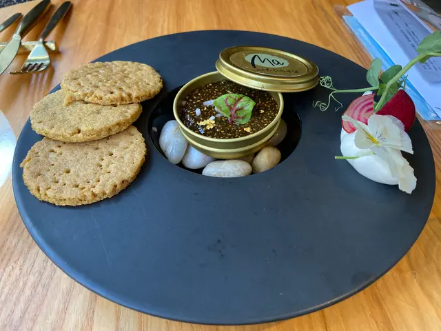 Chiaviar, quinoa blini - 純素魚子醬配藜麥鬆餅