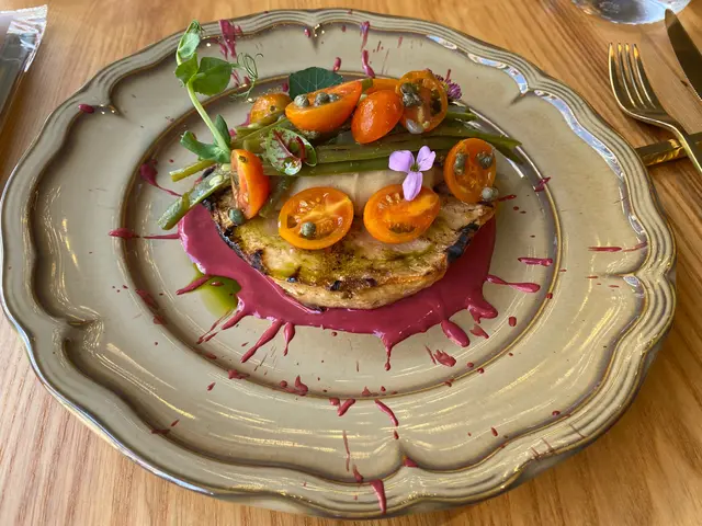 Celeriac steak, white bean purée - 烤芹菜