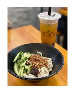 麻辣魯肉乾拌麵