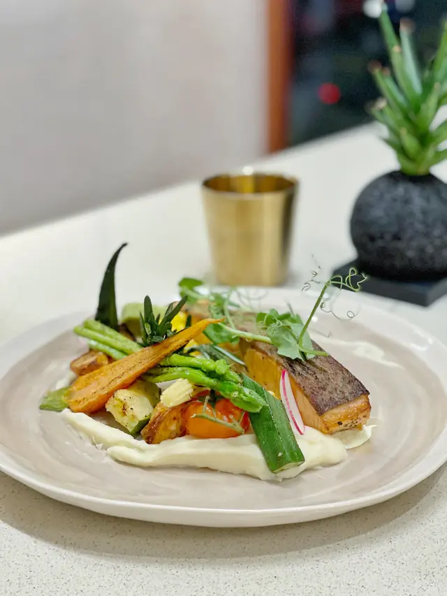 香煎三文魚扒配青芥辣忌廉汁