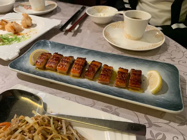 鱔肉醃得鹹,燒得唔夠脆,唔夠熱