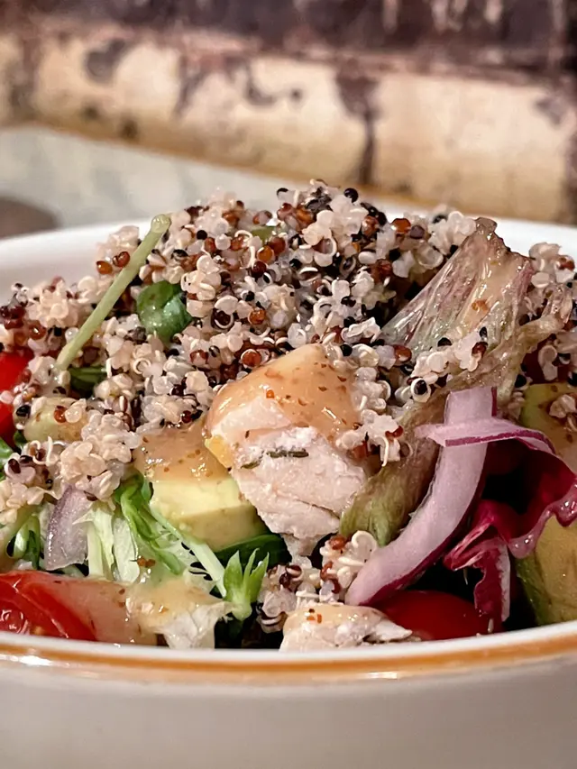 慢煮雞胸牛油果藜麥沙律