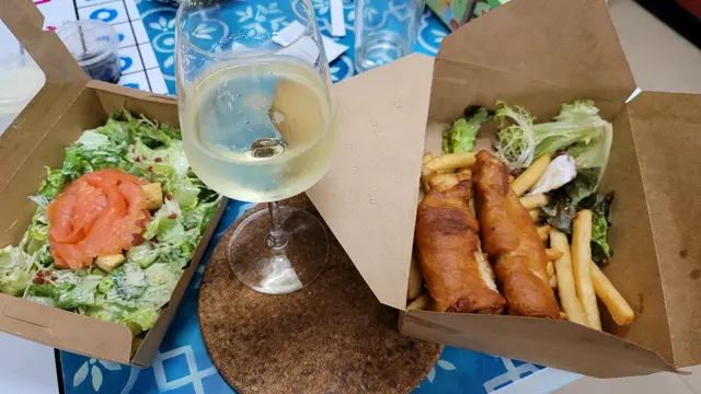 喺個apps度order完， 原先要約等20分鐘， 大概五分鐘後就收到通知外賣已準備好， 超快手， 擔心炸魚薯條是否整定， 取時是有熱度的， 三文魚有點鹹， 整體ok， 雙重優惠， 抵食