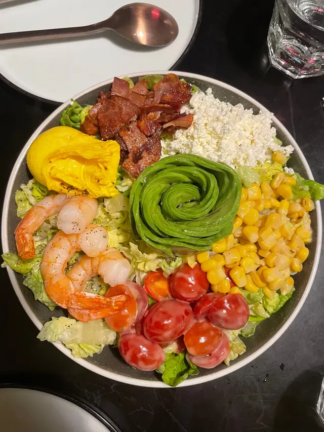 頗為清新的SALAD , 又唔算太似食緊SALAD , 只係芝士偏咸 , 要全部混埋一齊食先好