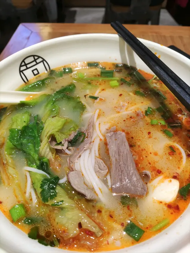 加了生菜的羊肉粉