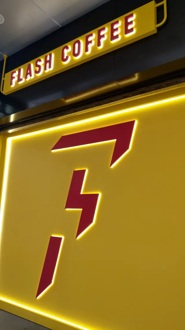 Flash Coffee 以紅色閃電圖案作為 Logo