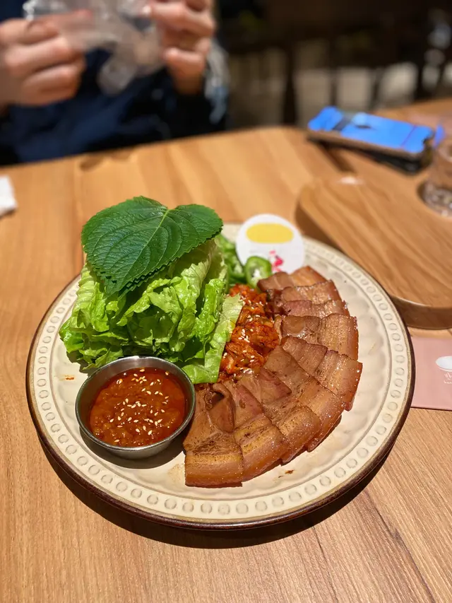 燒醬油黑毛豬白切肉配大醬生菜