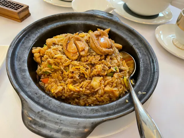 上面有兩隻大大的鮑魚，燴飯入味👍🏻