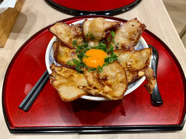 月見豬腩肉丼