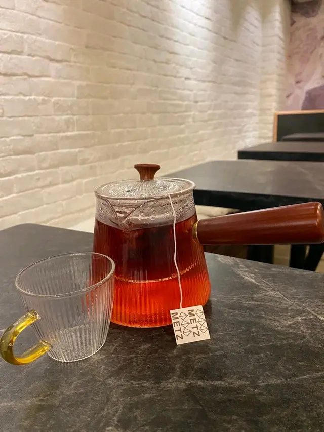 淡紅色果茶配以精美茶具奉上，無諗過$30都打卡able