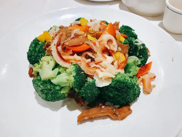 唔太記得，好似係「西蘭花炒貴妃蚌」