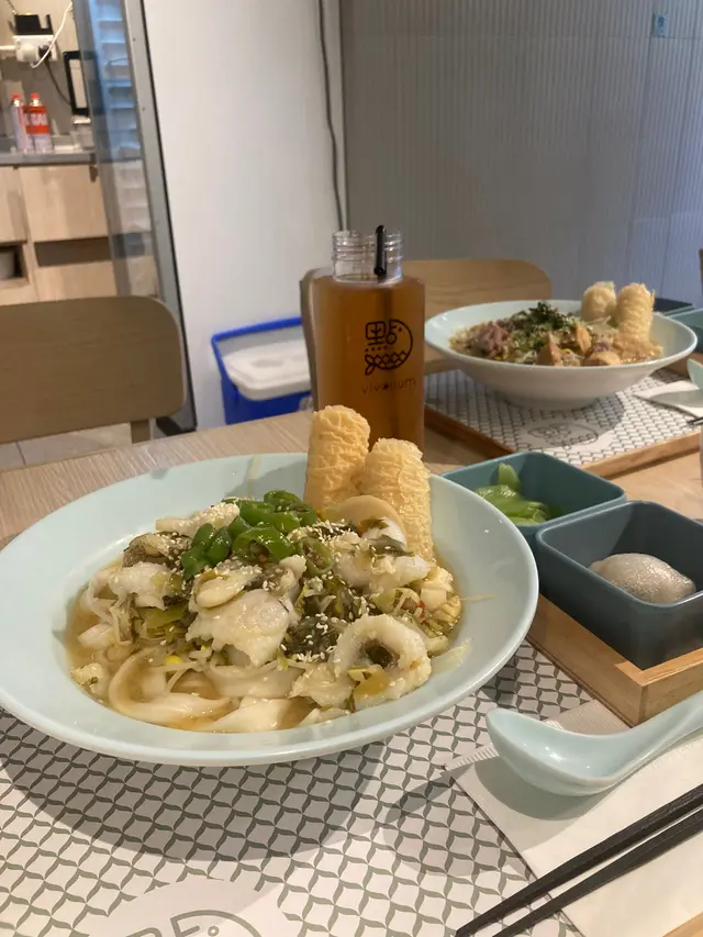 係一間好士正嘅酸菜魚餐廳，配合一啲懷舊茶餐廳嘅餐具套裝😂