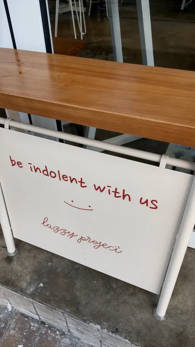 店外光猛，坐在店外進食打卡一流