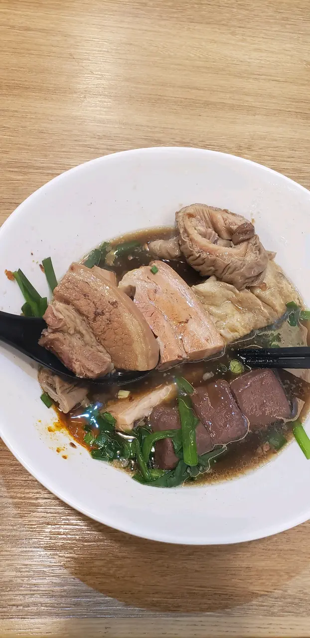 真正有三層肥兩層瘦的豬腩肉、嫩滑不痴牙的韭菜、好味豬紅、勁大舊豬大腸、味道不錯的魚肉炸春卷(薄)
