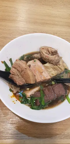 真正有三層肥兩層瘦的豬腩肉、嫩滑不痴牙的韭菜、好味豬紅、勁大舊豬大腸、味道不錯的魚肉炸春卷(薄)