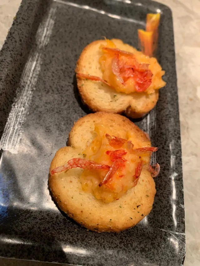 龍蝦沙律拌櫻花蝦多士