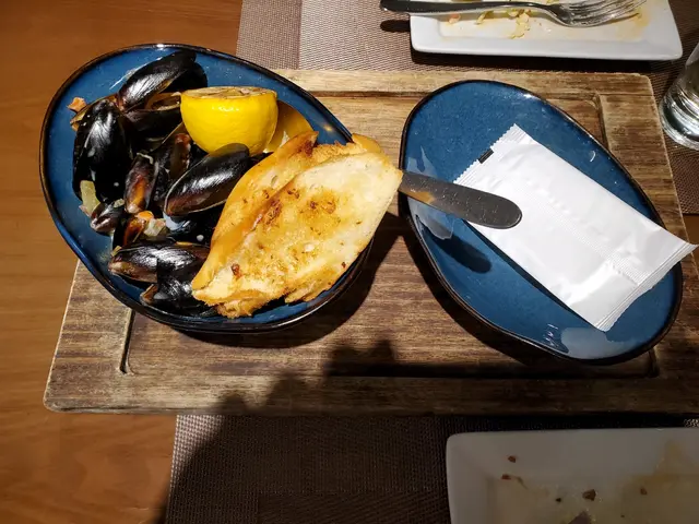 白酒蒜蓉忌廉煮青口配蒜蓉包