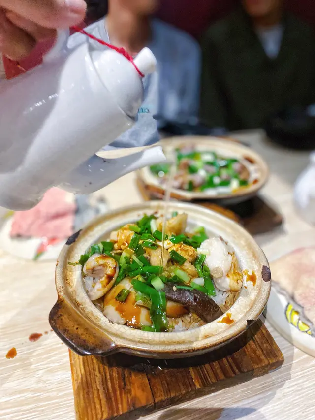 食左幾舊入口幾滑,食落鮮嫩冇骨,而冬菇份量夠多,滑雞都唔小,食落算嫩,不過兩者本身個味道都係偏淡,因為兩樣都冇醃過,要靠豉油或者其他配料。
