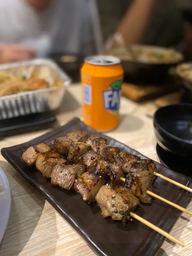 調味方面主要係孜然粉,牛舌大大粒,咬落去夠厚,比較煙韌,有嚼勁,食落去有肉汁,牛味都食得出,算係唔錯嘅牛舌。