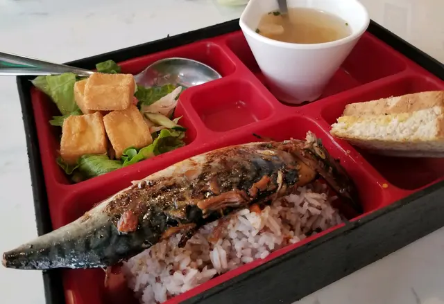 麵包6邊都烘烤得脆軟，鯖魚絕對無魚腥味，豆腐粒粒脆滑，好味到清晒盤