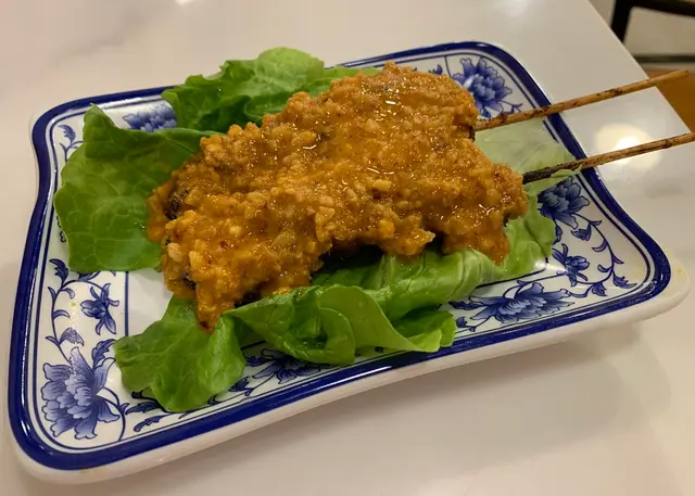 沙嗲雞脾肉串沾滿了沙嗲醬汁，風味美味