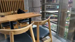 木系餐桌椅跟落地玻璃