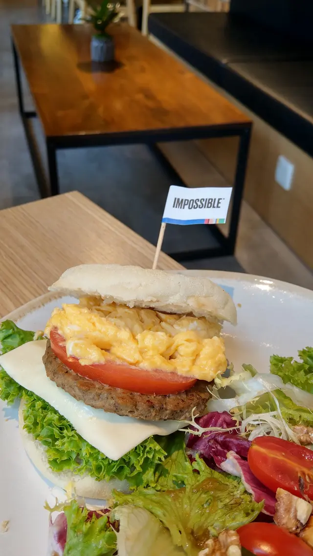 英式鬆餅算大個,翻熱後,外層帶煙韌,內裡濕潤鬆軟!