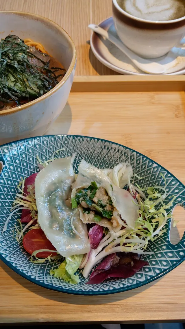 選用 Impossible pork 及韮菜做餡料,餃子皮薄餡豐又飽滿