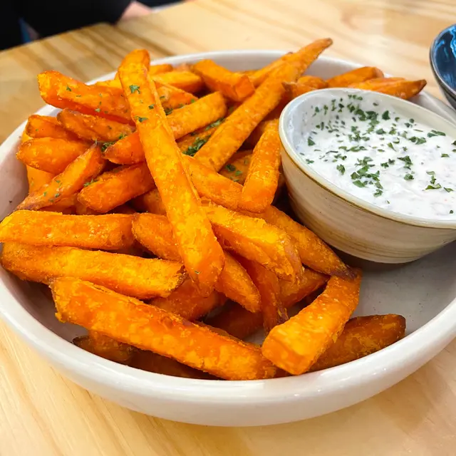 番薯條配黑松露純素蛋黃醬