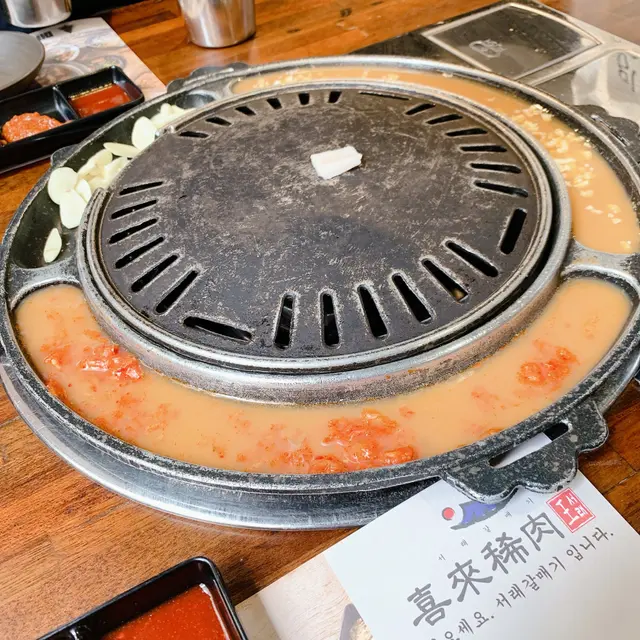 鍋邊的芝士滑蛋和泡菜滑蛋