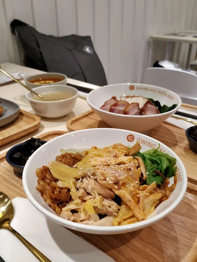 鴛鴦手撕雞撈麵 ($44)