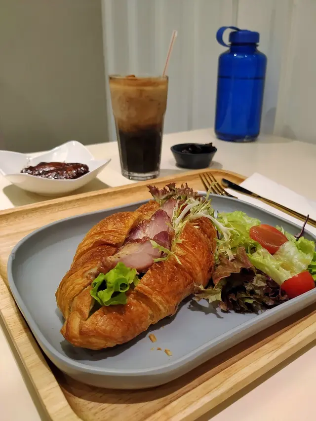 腩叉牛角包($39)