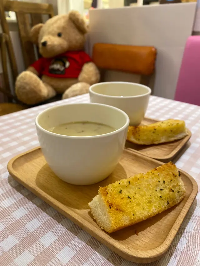 蘑菇白湯配牛油法包