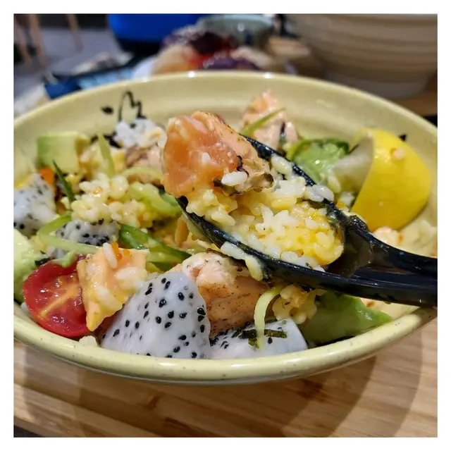 慢煮三文魚外面燒得焦脆,裡面仲係刺身,入口即溶又冇腥味。牛油果都夠軟滑,有車厘茄、火龍果同檸檬,酸酸甜甜幾開胃。溫泉蛋啲蛋汁撈落珍珠米飯度冇得輸,口感濕潤豐富有層次,食完個丼超級滿足!🤤