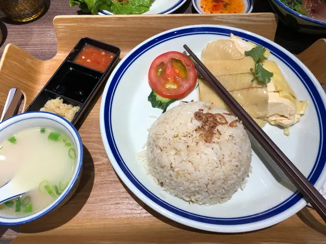  招牌亞金海南雞配油飯