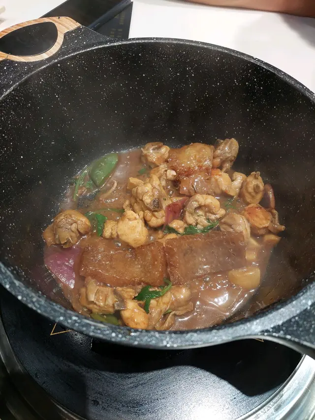 宮廷香辣走地荔枝雞煲