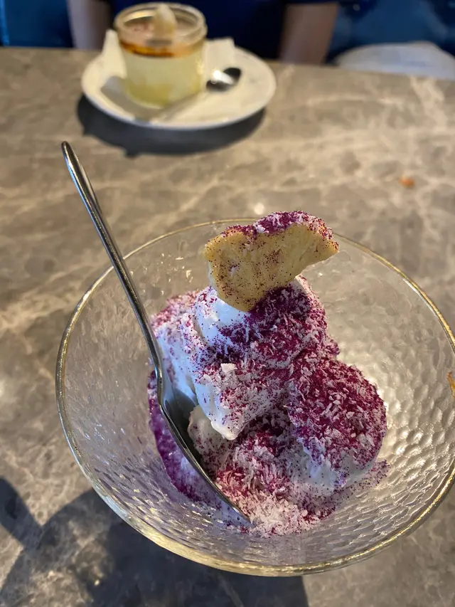 椰子雪糕配風乾鳳梨