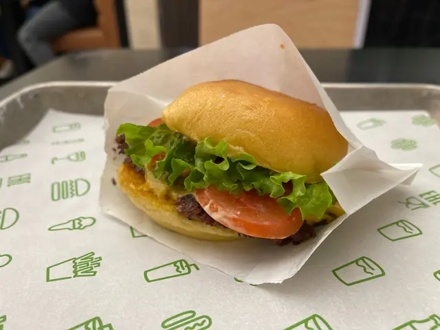 用心製作的漢堡,生菜 & 蕃茄都是即時加入的,目的是避免使麵包沾濕。當然,應該只有堂食才可以達致此效果。另外,漢堡扒我味道非常好,牛肉味特出,同時烹調的手法出色,使漢堡扒有外脆內裡富有肉汁的感覺。