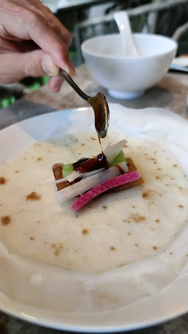 烤鴨十分香脆,油香十足,配料新鮮,味道一流