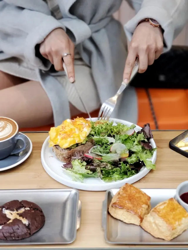 櫻花蝦炒蛋牛油果·酸種麵包多士